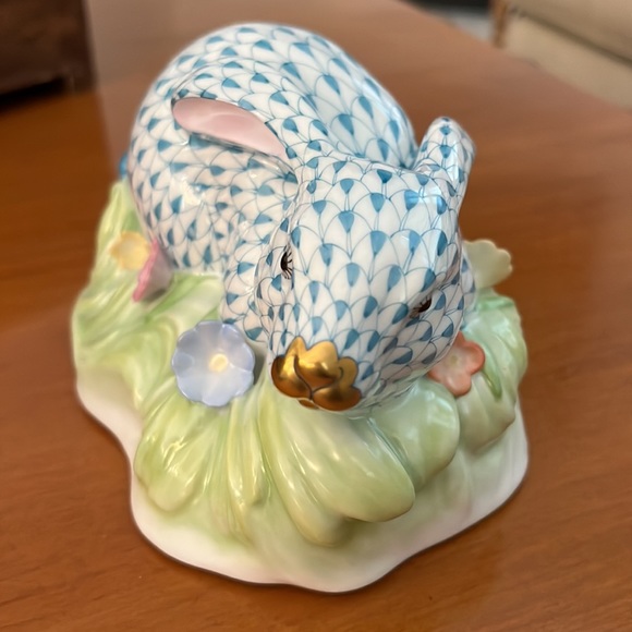 Excellent condition Herend bunny in grass- blue - Picture 4 of 7